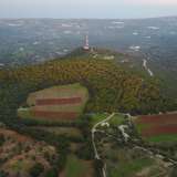 Il Monte San Nicola, con i suoi 300 metri d�altezza e l�antenna della Rai che fa capolino sulla vetta(foto di Leonardo Capitanio)